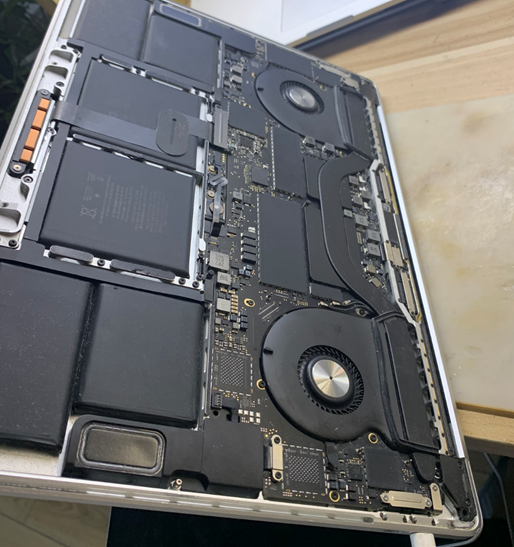 Apple MacBook Pro A1990 notebook can be repaired when it enters the water